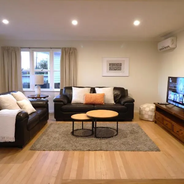 Cozy Family Home 10min to Airport and Pet friendly，位于奥克兰的酒店