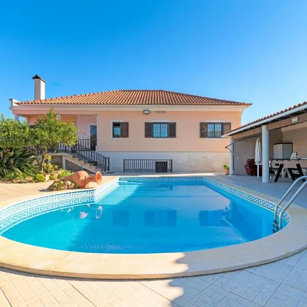 Beautiful Deluxe Villa 4 Bedroom，位于Aldeia de Brescos的酒店