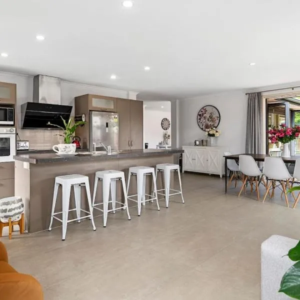 A Beach Hive at Papamoa Beach - 4 bedrooms，位于帕帕莫阿的酒店