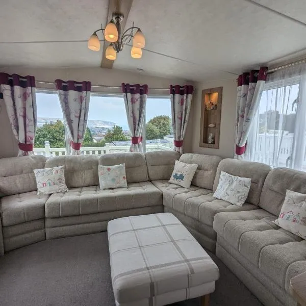BRIGHT and COMFORTABLE HOLIDAY HOME SWANAGE BAYVIEW HOLIDAY PARK，位于斯沃尼奇的酒店