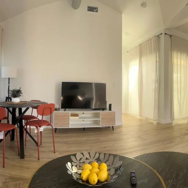 Comfy & calm rooms near I-10, Temple city，位于Temple City的酒店