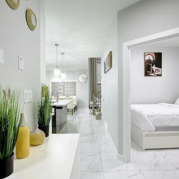 Entire Luxury 4-Bedroom Home with Indoor Fireplace，位于尼斯库的酒店