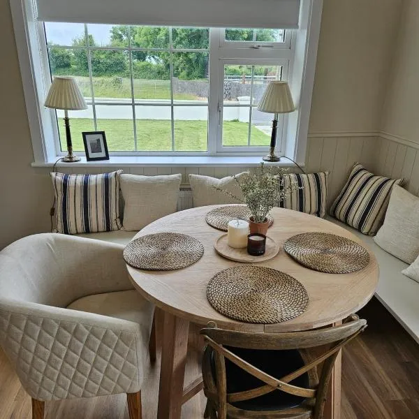 Three bedroom cosy quiet luxury in the Burren Wild Atlantic Way，位于戈尔韦的酒店