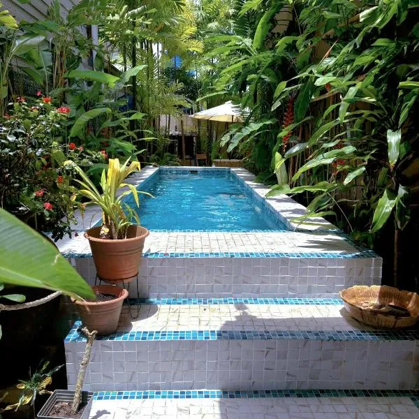 Ocean Villa - Private Pool House with Sea View，位于Putatan的酒店