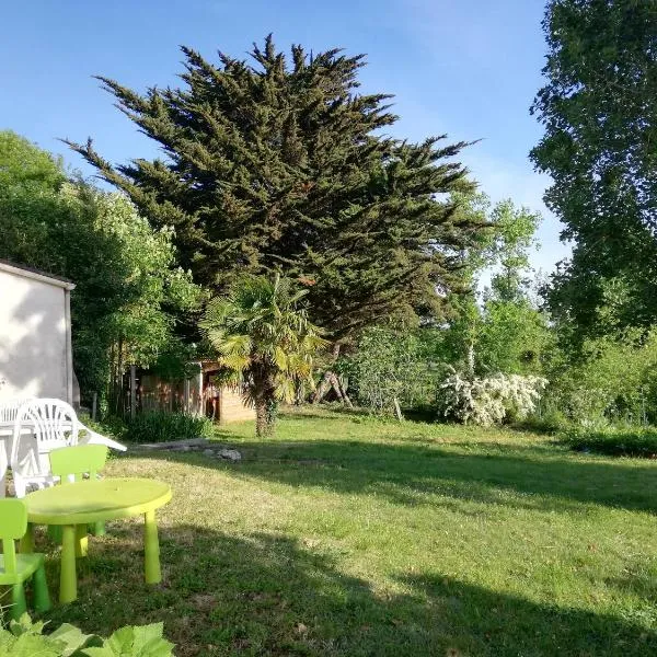 Agréable maison calme avec terrasse, jardin et vue sur verger，位于勒沙托多莱龙的酒店