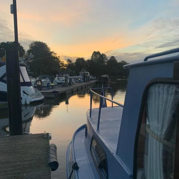 Stunning Classic Dutch Barge near Henley & Marlow，位于Bourne End的酒店