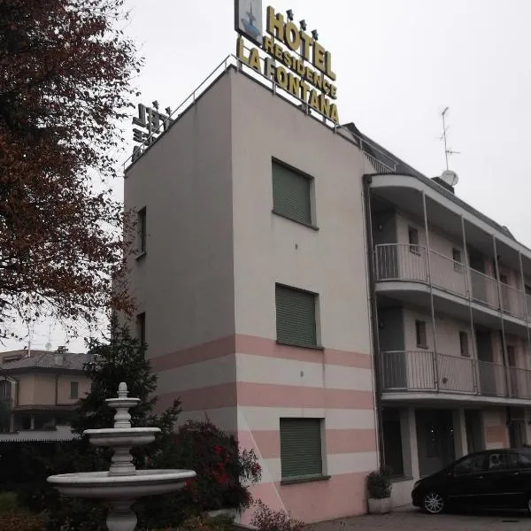 喷泉公寓酒店，位于Carugo的酒店