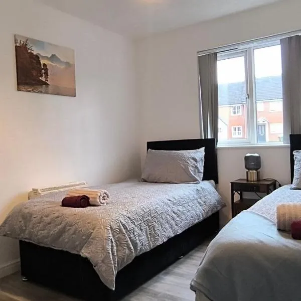 4 beds spacious Apartment, with Parking & WIFI, CHAFFORD HUNDRED, near station & shopping, long stays!，位于西瑟罗克的酒店