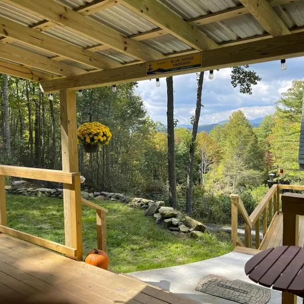 Twin Oaks Cabin at Linville, Private, New remodel，位于Newland的酒店