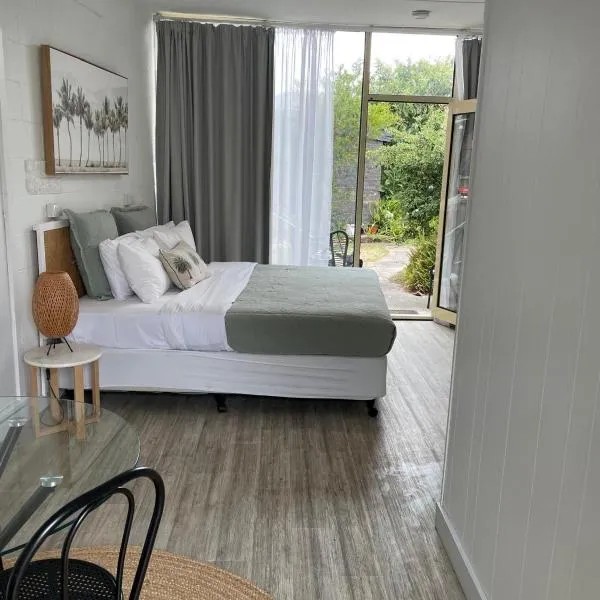 Peninsula Beach Motel，位于罗斯巴德的酒店