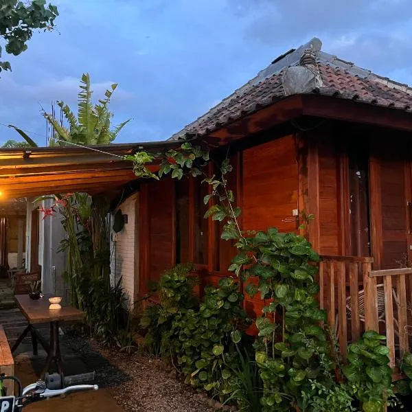 Ayolah surf House &Surf Camp，位于Jembrana的酒店