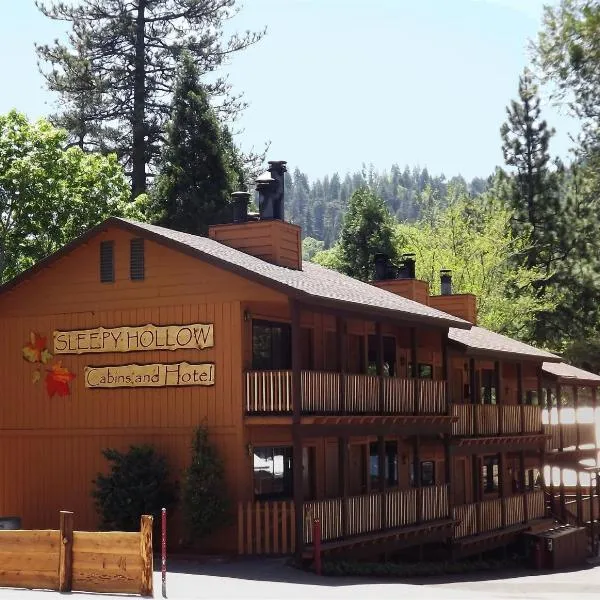 Sleepy Hollow Cabins and Hotel，位于Crestline的酒店
