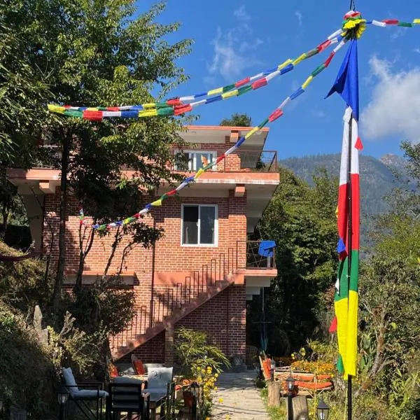 Les Terrasses Himalayan Resort,位于Charikot的酒店