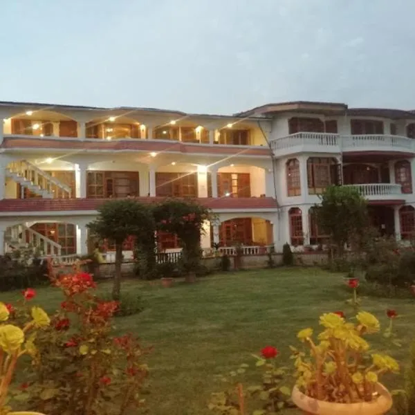 Hotel Akbar At Dal Lake Ghat Number 1，位于斯利那加的酒店