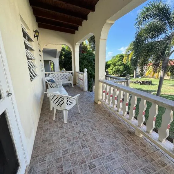 Cotton Heights Guest House，位于尼维斯的酒店