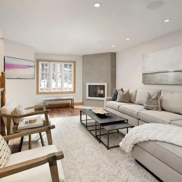 Central AC, Updated 4 BR, 4-5 BA Townhouse, Pool，位于阿斯潘的酒店
