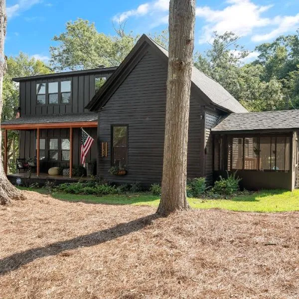 Midnight Sanctuary at Mystic Falls - 3 Bedrooms and 2 Bathrooms 1 Mile from Clocktower, Mystic Grill and the Square，位于卡温顿的酒店