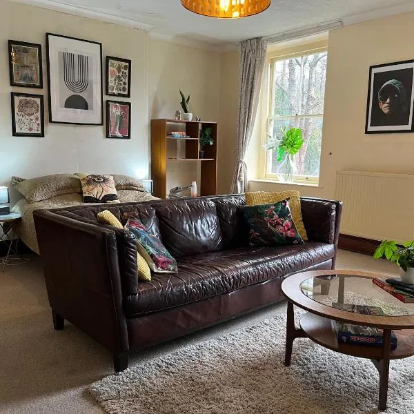 Large Corris apartment with kitchen & lounge and adjoining bathroom，位于多尔盖罗的酒店