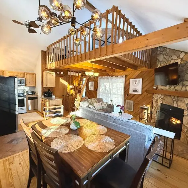 Plentiful Porches - Hot Tub - King Bed - Views，位于班纳埃尔克的酒店