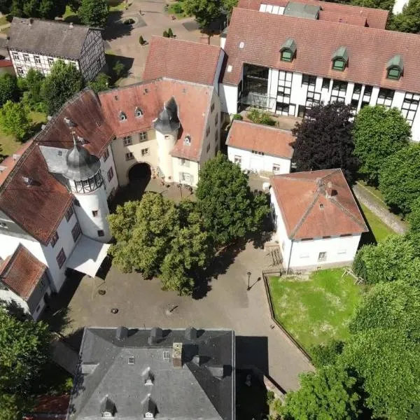 Schloss Nidda - FeWo mit Privatgarten, Fellnasen willkommen!,位于Nidda的酒店