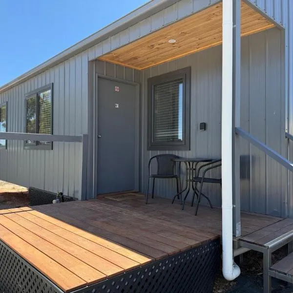 Woomelang Cabin Silo Trail Two Bedroom Cabin Queen and KSing,位于Woomelang的酒店