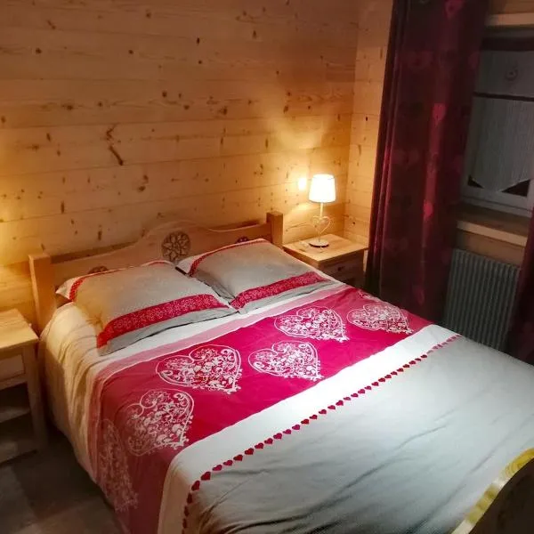 logement cosy entre lac et montagnes，位于Larringes的酒店