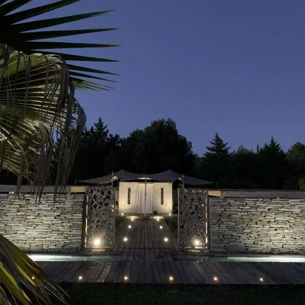 Noccemada "Spirit of Bali" Lodge, Pool & Spa，位于Saint-Julien的酒店
