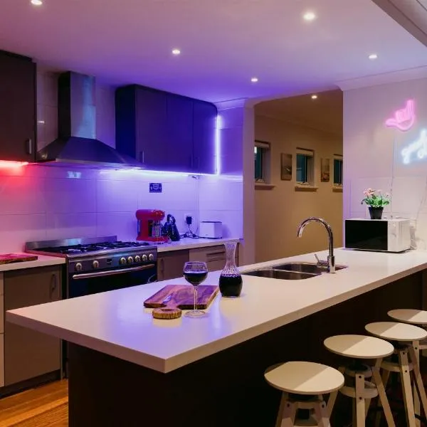 Waterfront Home Rockingham，位于罗金汉姆的酒店