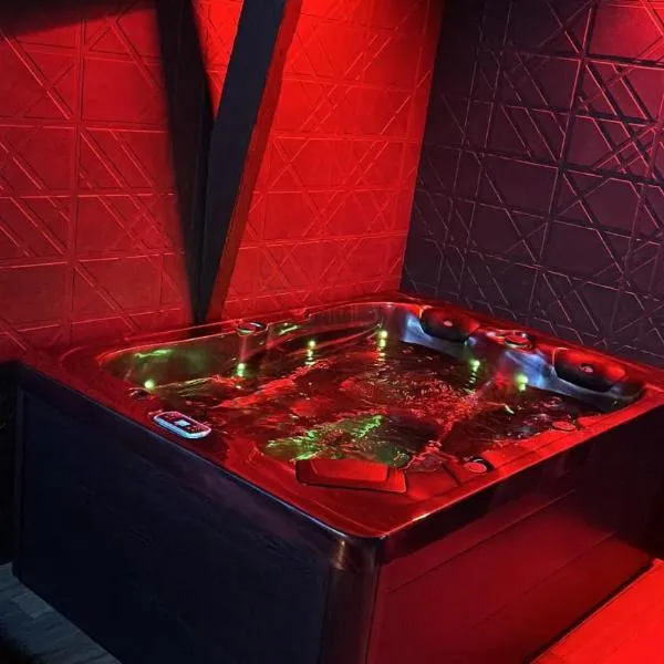 Love Room Spa - Sauna - Hammam，位于Domérat的酒店