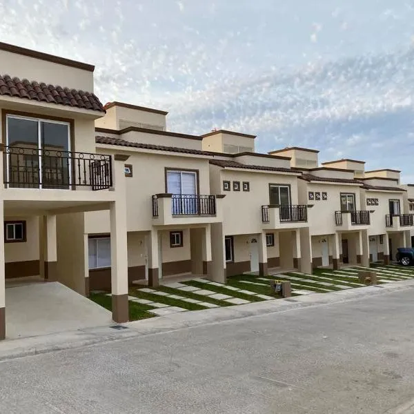 Brisas Del Mar Villa 3 BR 2 BA with pool，位于提华纳的酒店