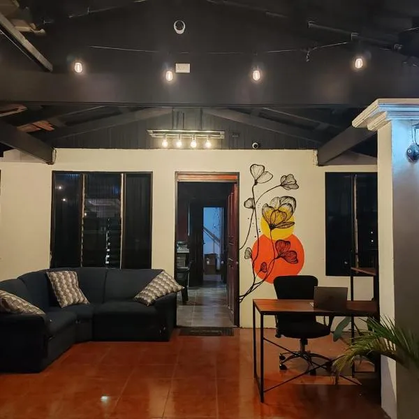 BlackOut Hostel，位于福尔图纳的酒店