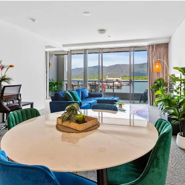 Reef - Waterfront City Pool Sauna & Gym，位于凯恩斯的酒店