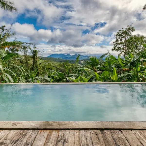 Kalikasan Glamping Resort near Manila with Overlooking Pool and Starlink，位于Calauan的酒店