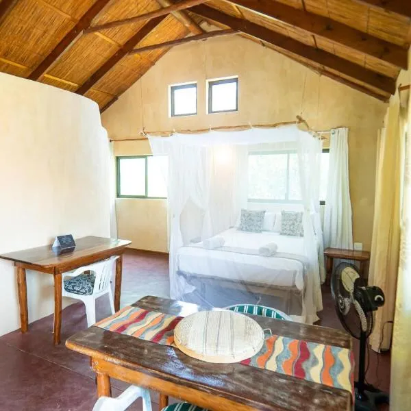 Tree House Cottage, Garden Views, Hot Water，位于托弗海滩的酒店