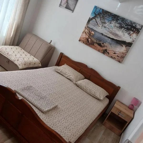Apartmani LaVa igalo 2，位于伊加洛的酒店