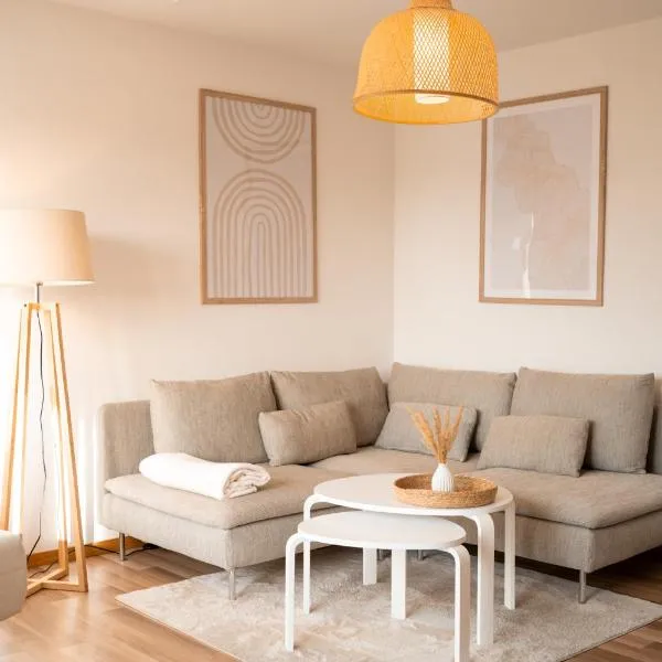 C4S COME4STAY Altötting - 3-Zi Whg I Zentrale Lage I Parkplatz I Balkon I WIFI I SmartTV I 1 Kingsize, 1 Queensize Bett I Office Arbeitsplatz I Wohnbereich mit Couch und Essbereich I voll ausgestattete Küche I Nespresso，位于阿尔特廷的酒店