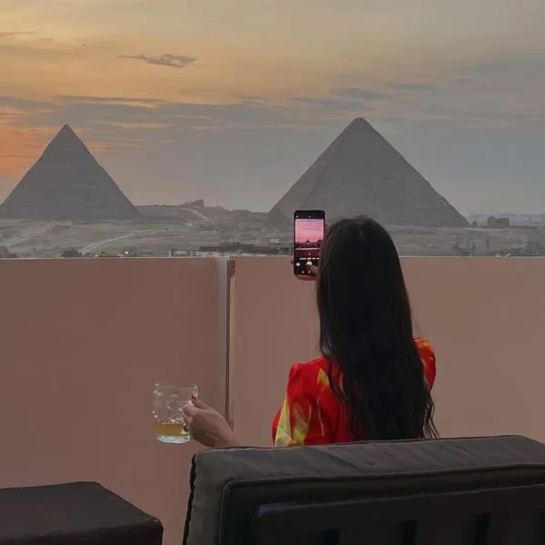 Pyramids View Rooftop Apartment，位于Ghaţāţī的酒店