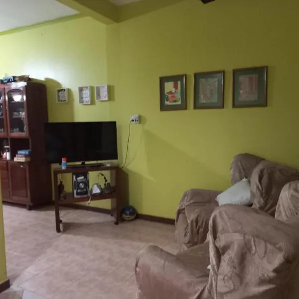 Casa céntrica amplia con patio，位于Quitilipi的酒店