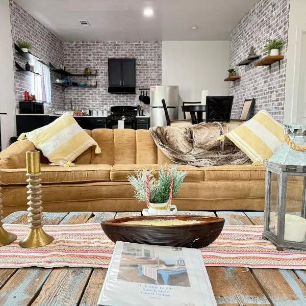 GUEST RANCH HOUSE w POOL access near NATL PARKS，位于Dinuba的酒店