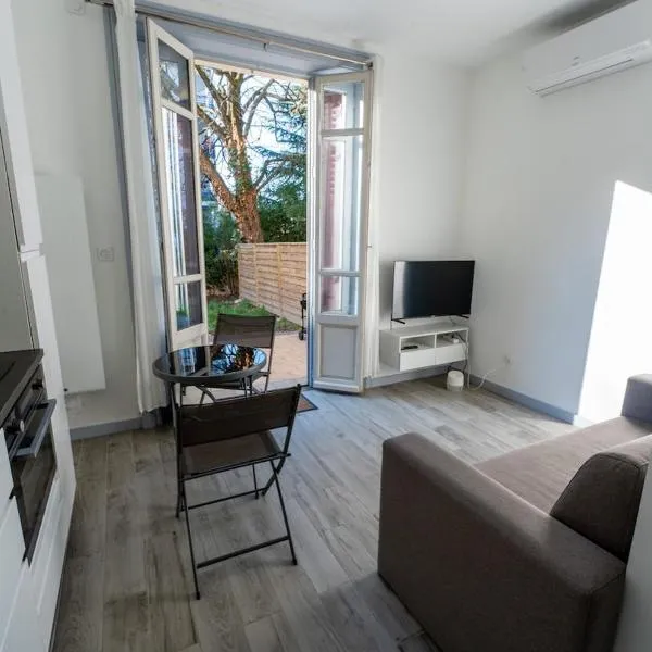 Studio cosy avec jardin privatif proche transport，位于韦尼雪的酒店