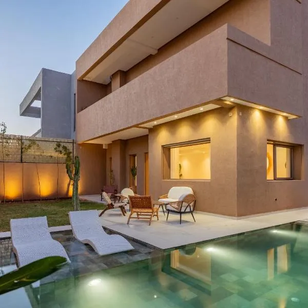 Villa Yas, 20min du Centre, Piscine Chauffée, Cuisinière, Chauffeur, Air Hockey, Ping-Pong & Jeux de Société，位于马拉喀什的酒店