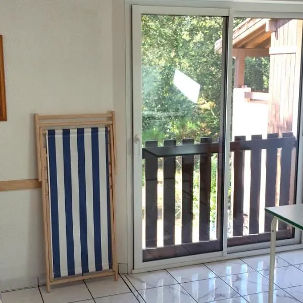 Petit Appartement dans les Arbres,位于卡尔康的酒店