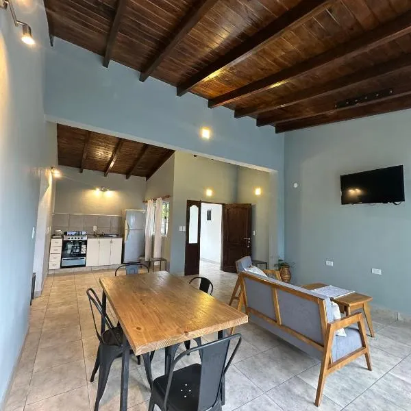 EL PEDREGAL casa rural 1 domitorio pileta compartida，位于卡法亚特的酒店