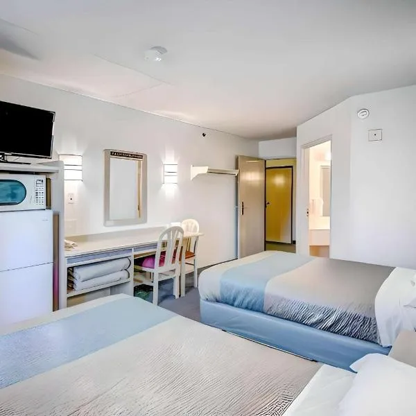 Econo Lodge,位于梅诺莫尼的酒店