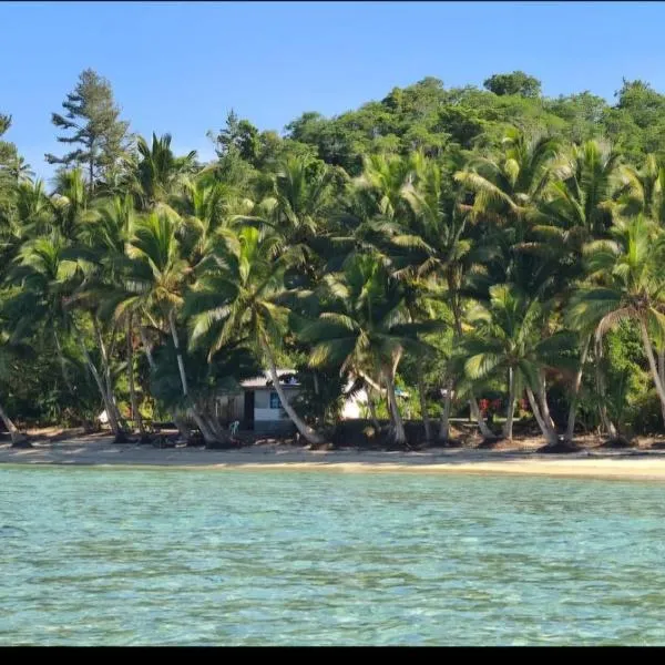 Private room in a beachfront homestay，位于Komave的酒店