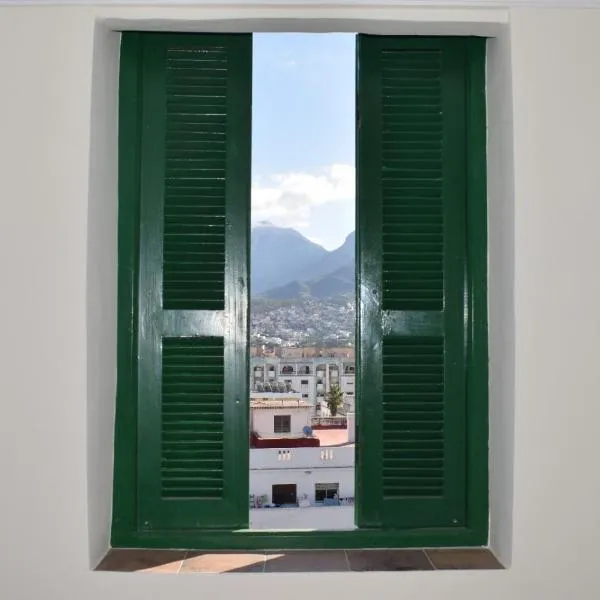 Luxurious apartment at top location with fantastic mountain view，位于得土安的酒店