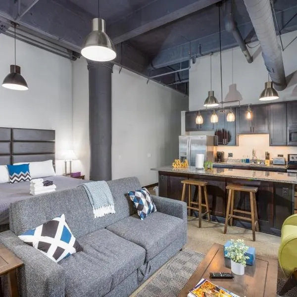 Steps 2 Everything! - KING Bed - Amazing Roof and Gym，位于匹兹堡的酒店