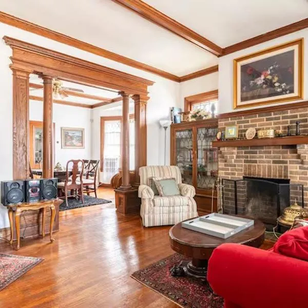 Cozy Cape Cod Bungalow King Queen WD Full Kitchen Wifi Desk，位于约克的酒店