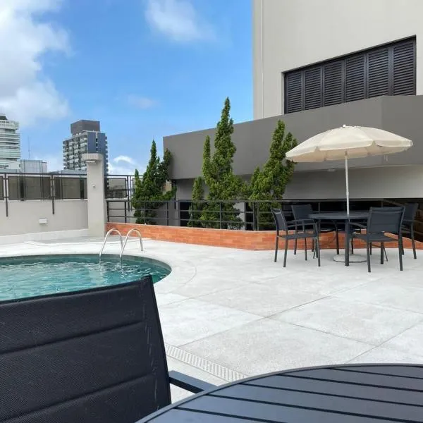 Flat em Hotel com Estacionamento Grátis e Piscina，位于桑托斯的酒店