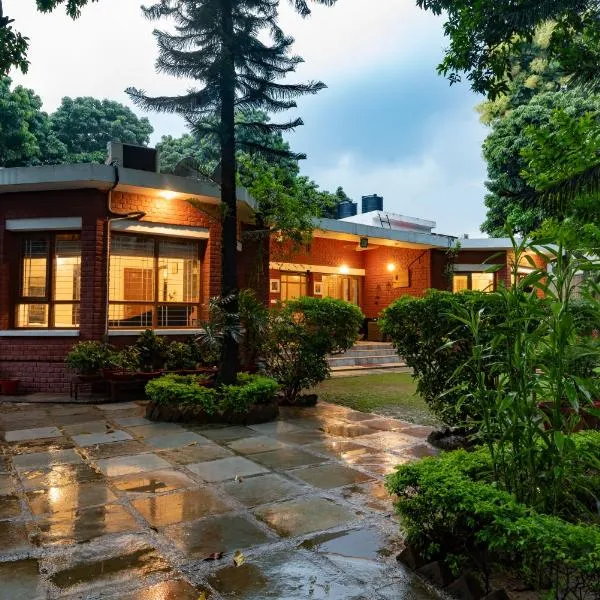 SaffronStays Doon Garden Villa - near Doon School and Mall Road，位于德拉敦的酒店